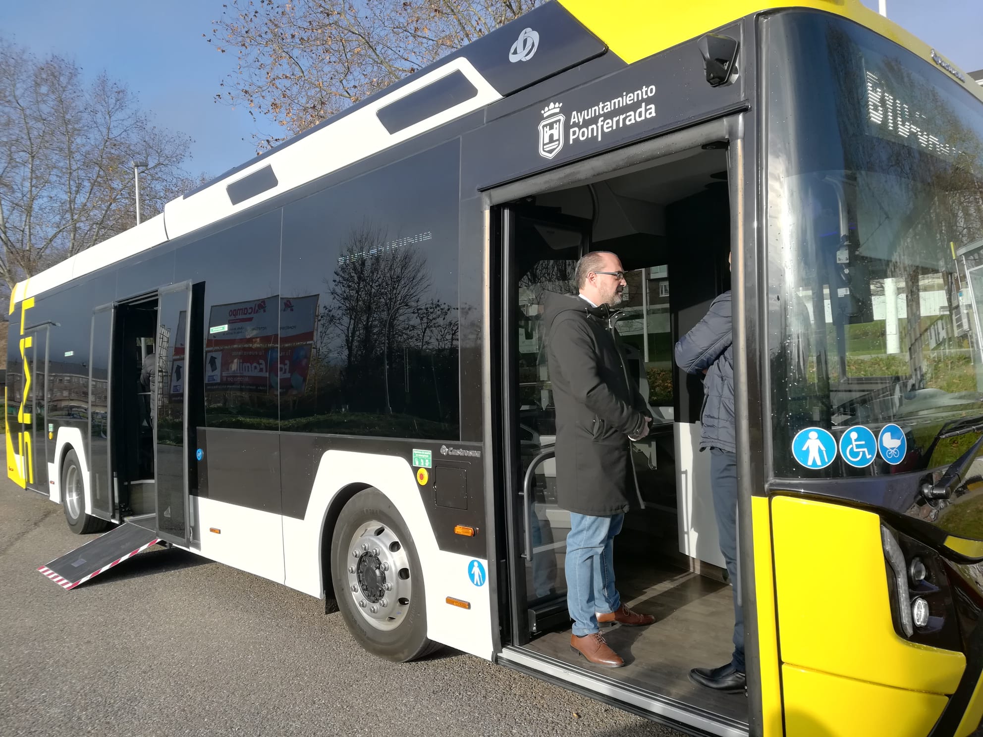 Presentación del nuevo autobús. | MAR IGLESIAS