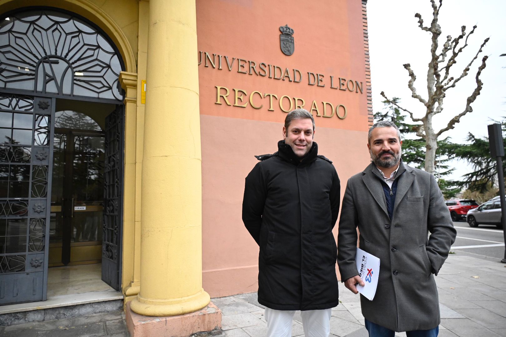 Los bercianistas Iván Alonso y David Pacios en León tras reunirse con la rectora. | SAÚL ARÉN