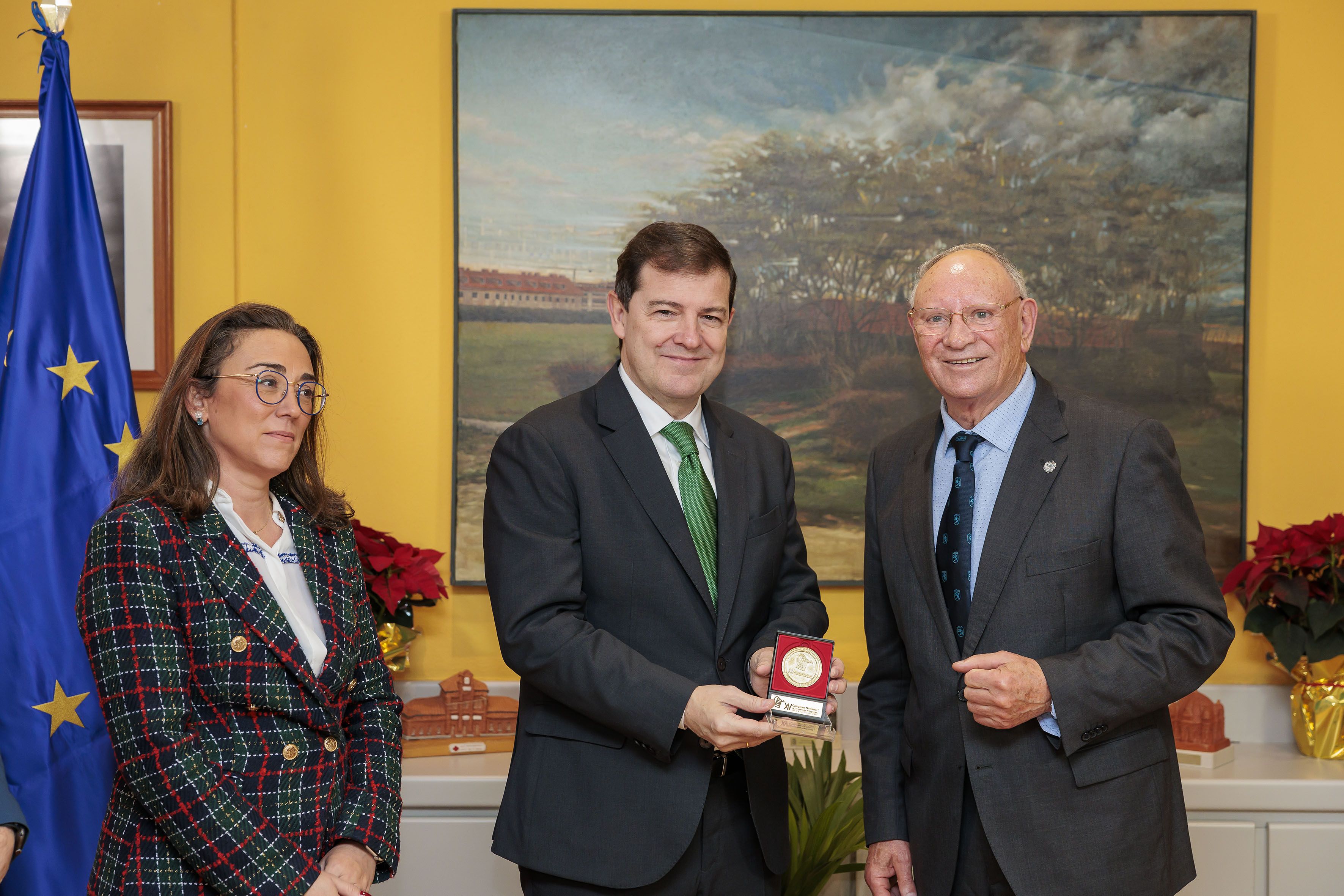 Alfonso Fernández Mañueco recogiendo la Medalla de Oro. | L.N.C.