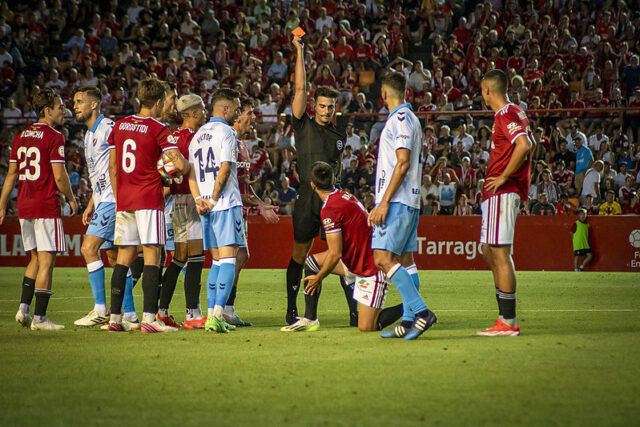 Momento de una de las rojas de Eder Mallo en el partido entre el Nástic y el Málaga | NASTIC