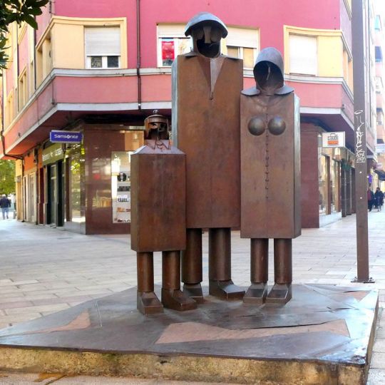 'La familia'. | Frente de la escultura fuente de Luis Zurdo. | GREGORIO FERNÁNDEZ CASTAÑÓN