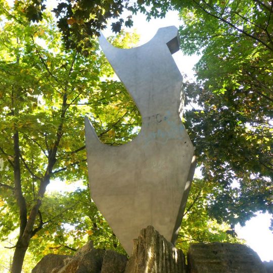 'Homenaje al negrillón de Boñar'. | Frente de la escultura fuente de Luis Zurdo. | GREGORIO FERNÁNDEZ CASTAÑÓN