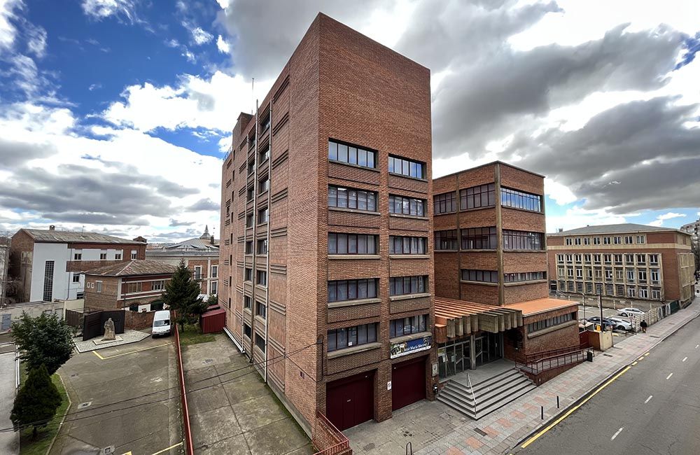 La biblioteca pública de León, ubicada en la calle Santa Nonia.|  SAÚL ARÉN