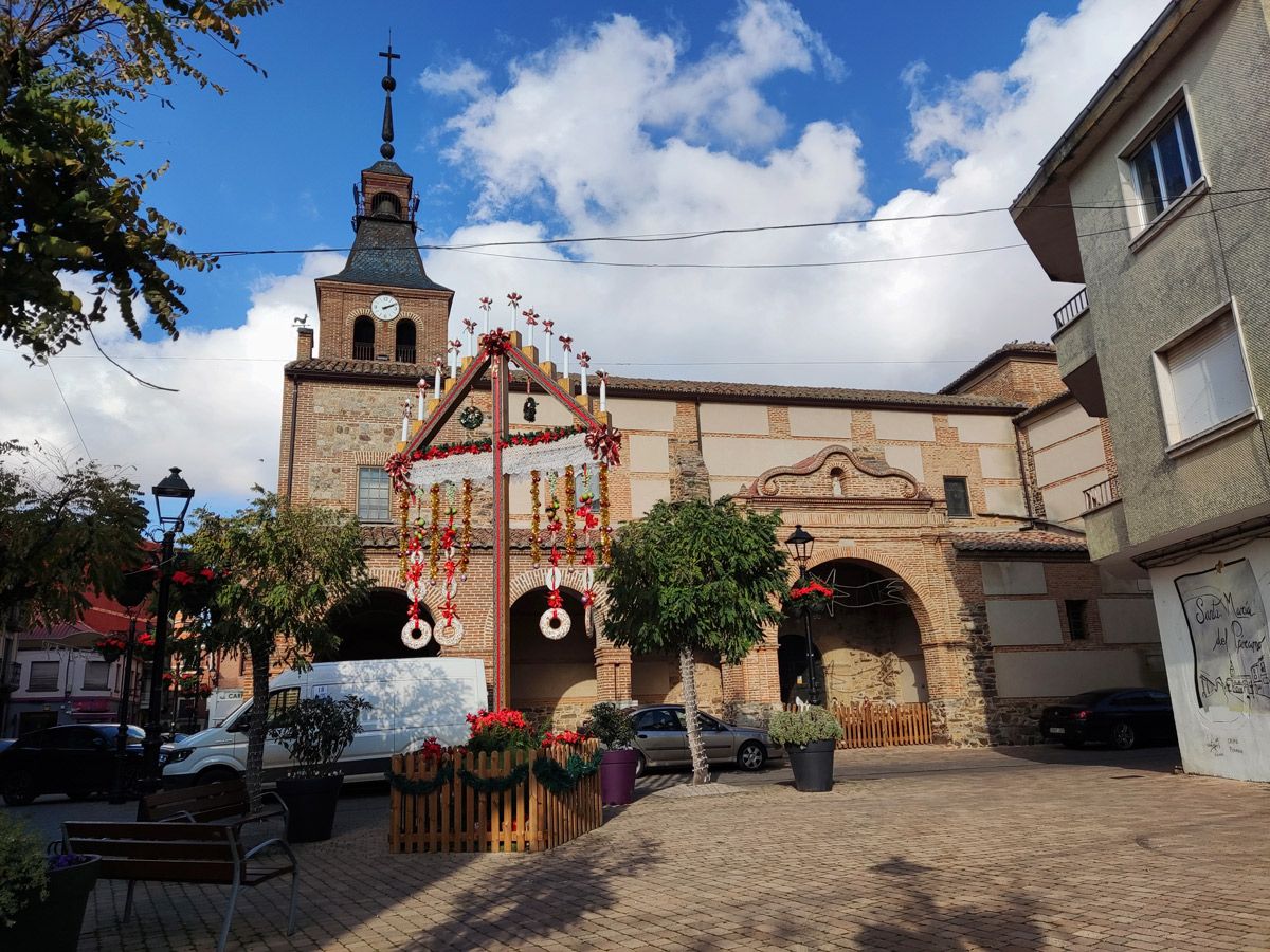 El ramo leonés ya reina en la decoración navideña de la plaza mayor de Santa María. | A. RODRÍGUEZ