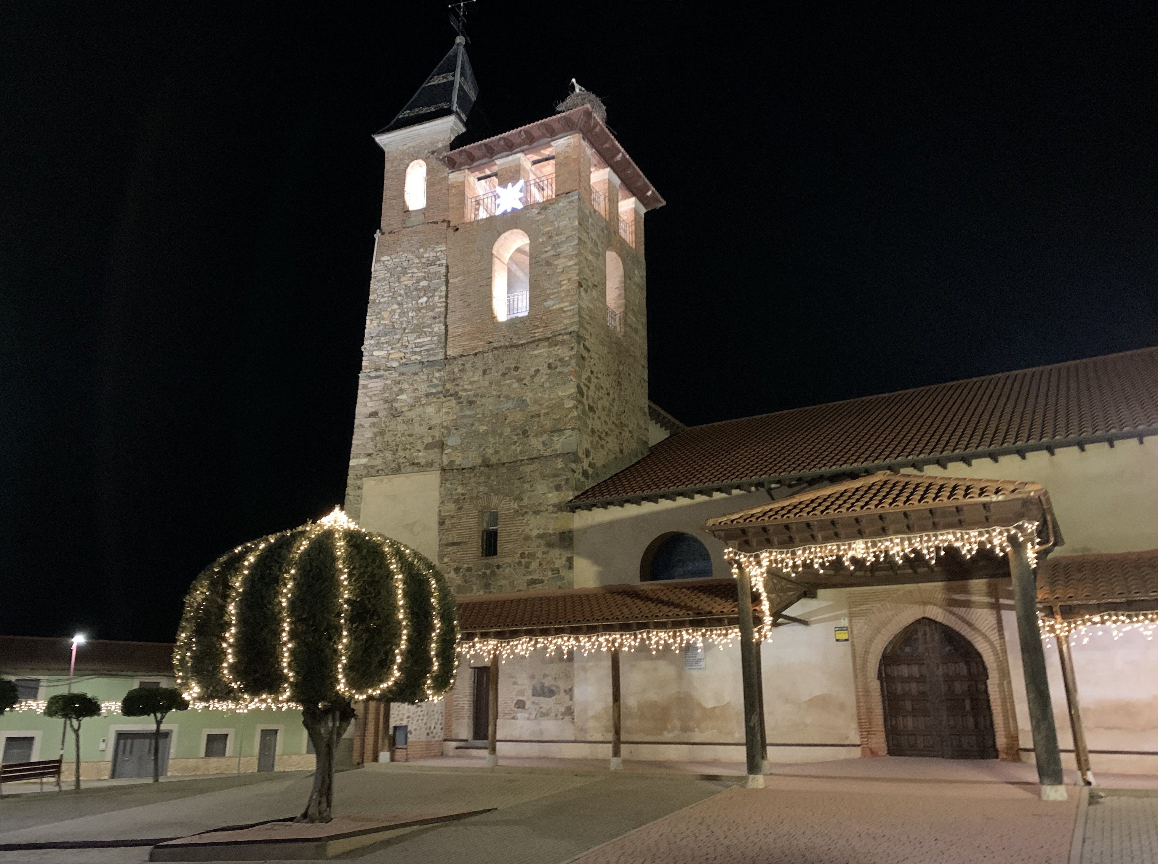 Las luces navideñas de Santa Marina del Rey ya se han encendido. | LNC