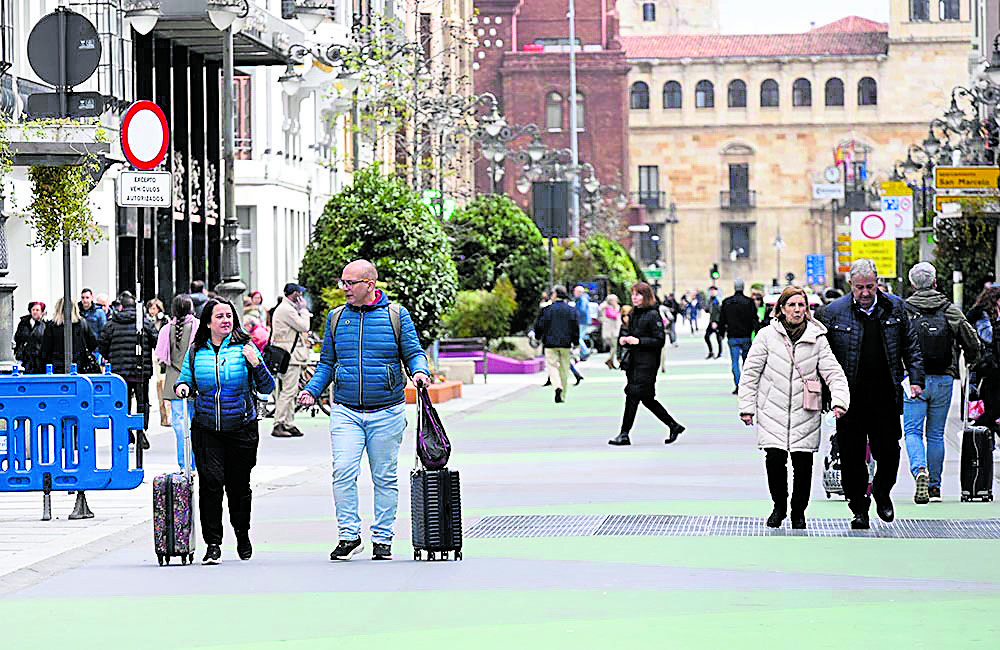 Más de 23.000 personas hicieron las maletas para irse o llegar a León en 2023. | SAÚL ARÉN