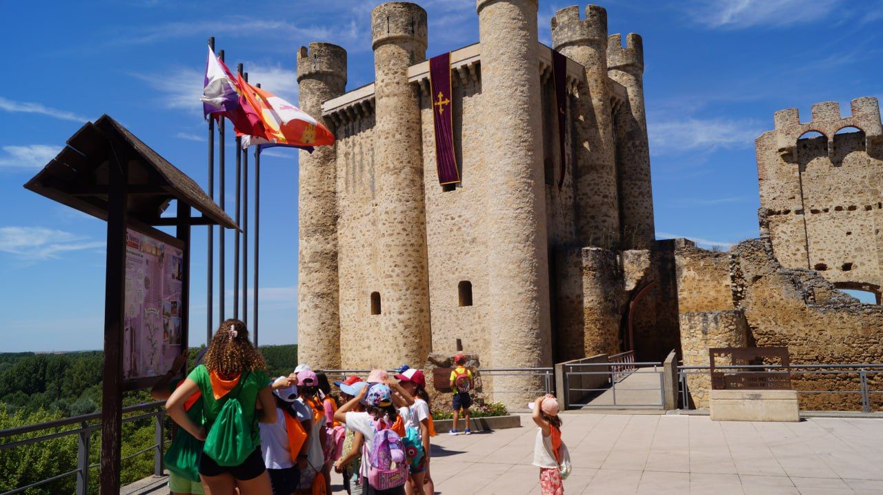 Un grupo de niños disfrutando de la yincana digital frente al castillo de Valencia de Don Juan. | L.N.C.