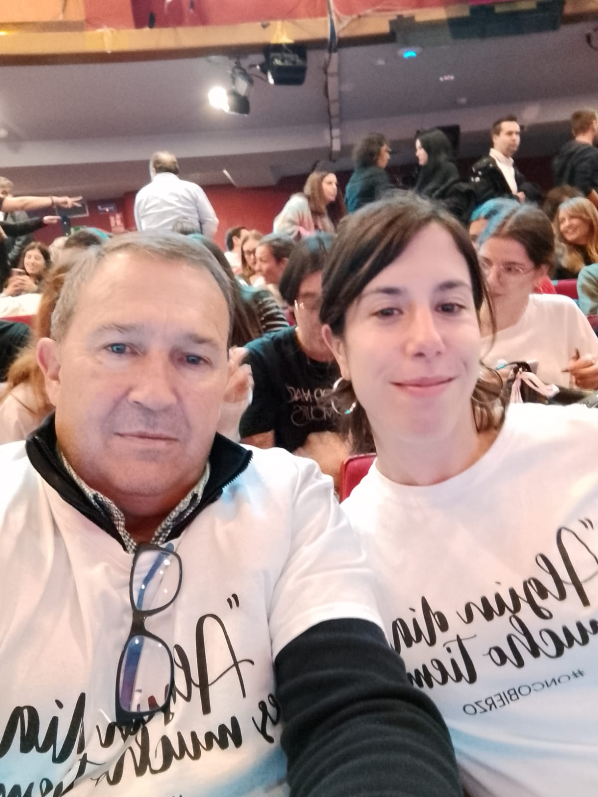 Tito y Tamara en La Revuelta antes de comenzar el programa luciendo sus camisetas reivindicativas.