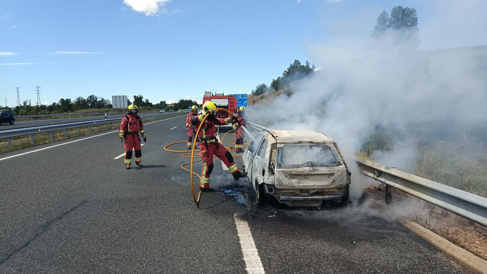 Foto de archivo de los Bomberos de León sofocando el incendio de un coche en una carretera de la provincia. | BOMBEROS DE LÉON