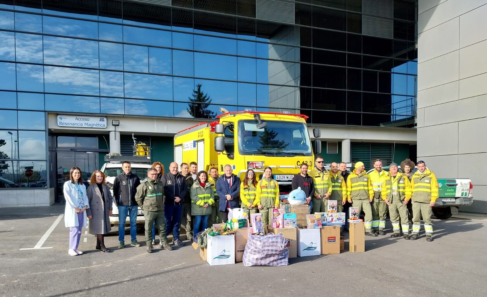 El Servicio Territorial de Medio Ambiente y la Asociación Sonrisas entregan juguetes a los niños ingresados en el Hospital de León. | L.N.C.