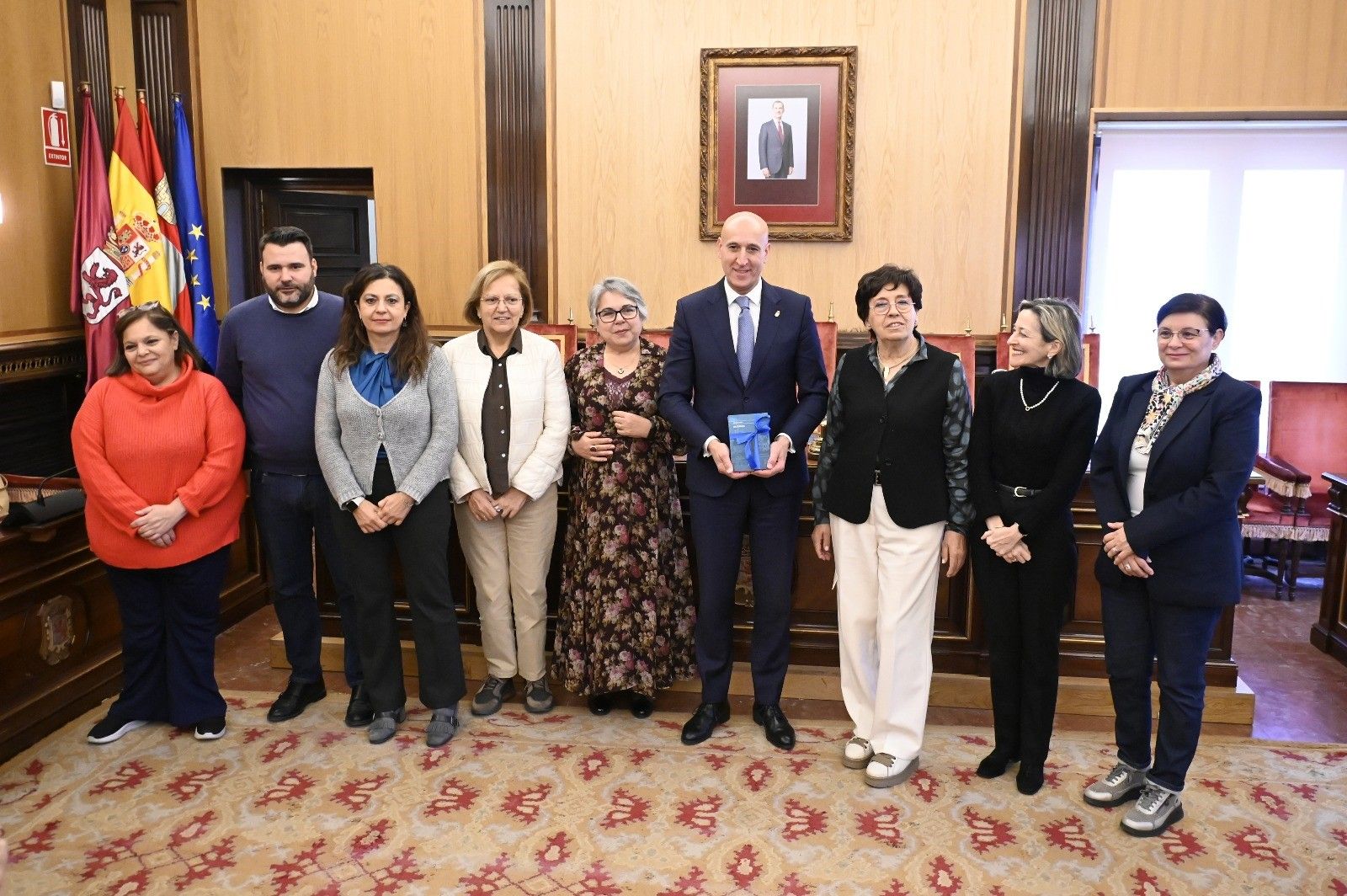 Un instante de la ceremonia de entrega con Inés Ramón en el medio. | SAÚL ARÉN