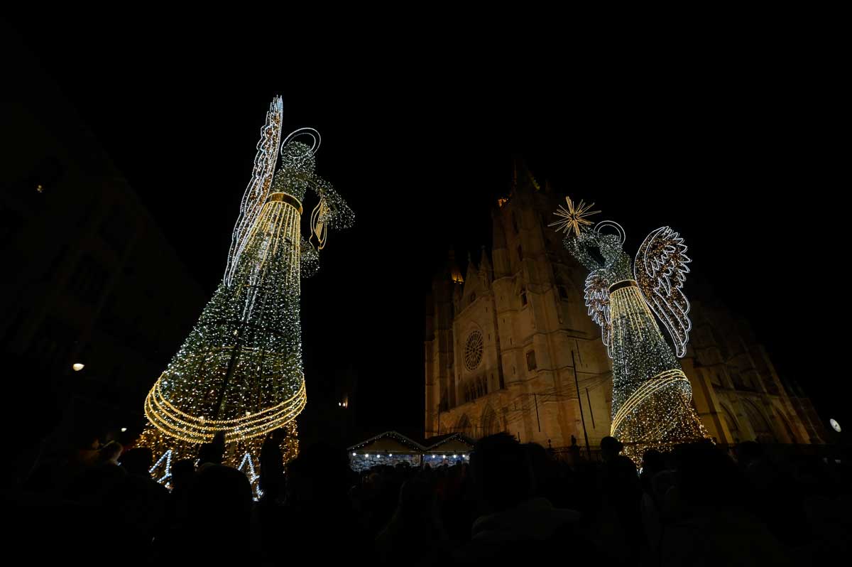 Iluminación navideña instalada por el Ayuntamiento de León en la plaza de Regla. | MAURICIO PEÑA