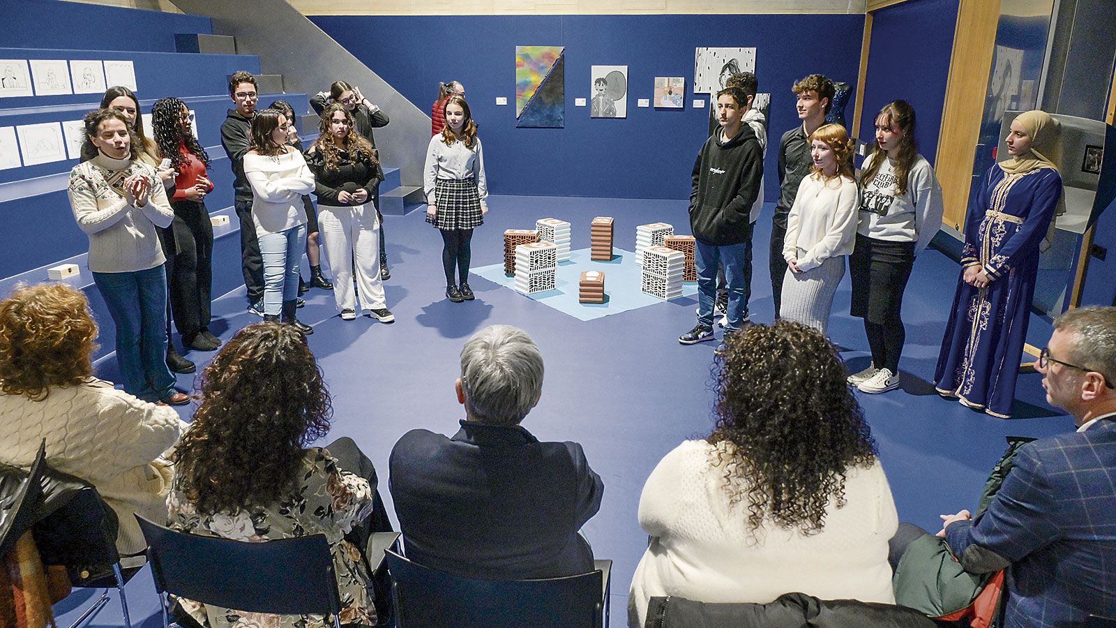 Imagen de la inauguración de la muestra con algunos de los alumnos que han participado en la misma. | MAURICIO PEÑA