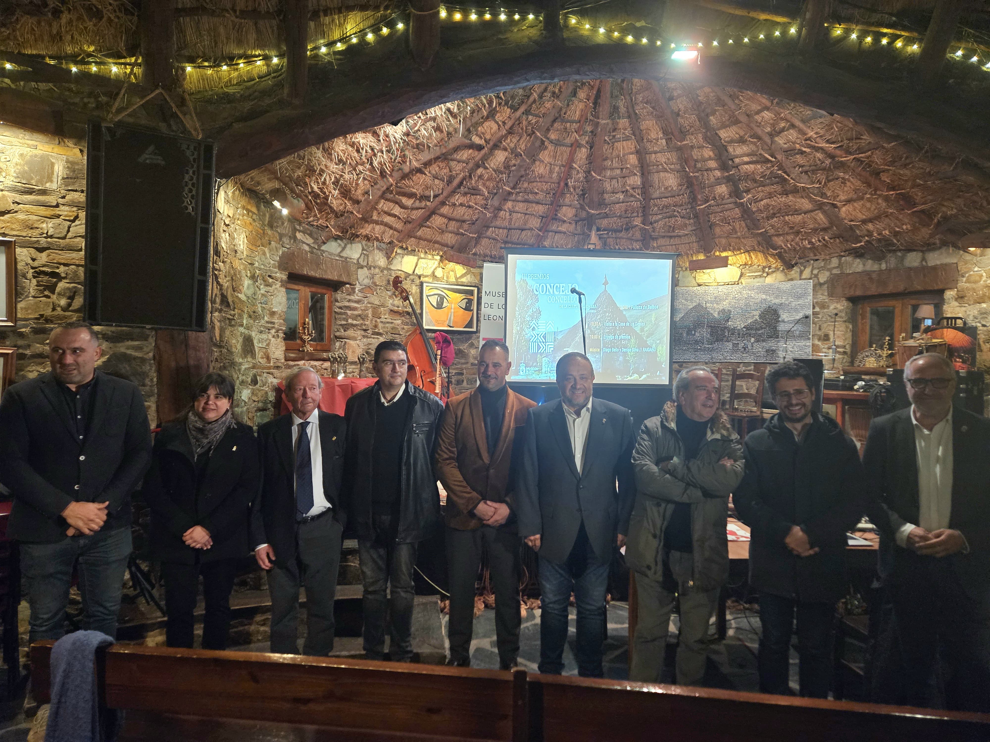 Foto de familia durante la ceremonia de entrega de los Premios Concejo en Balboa. | L.N.C.