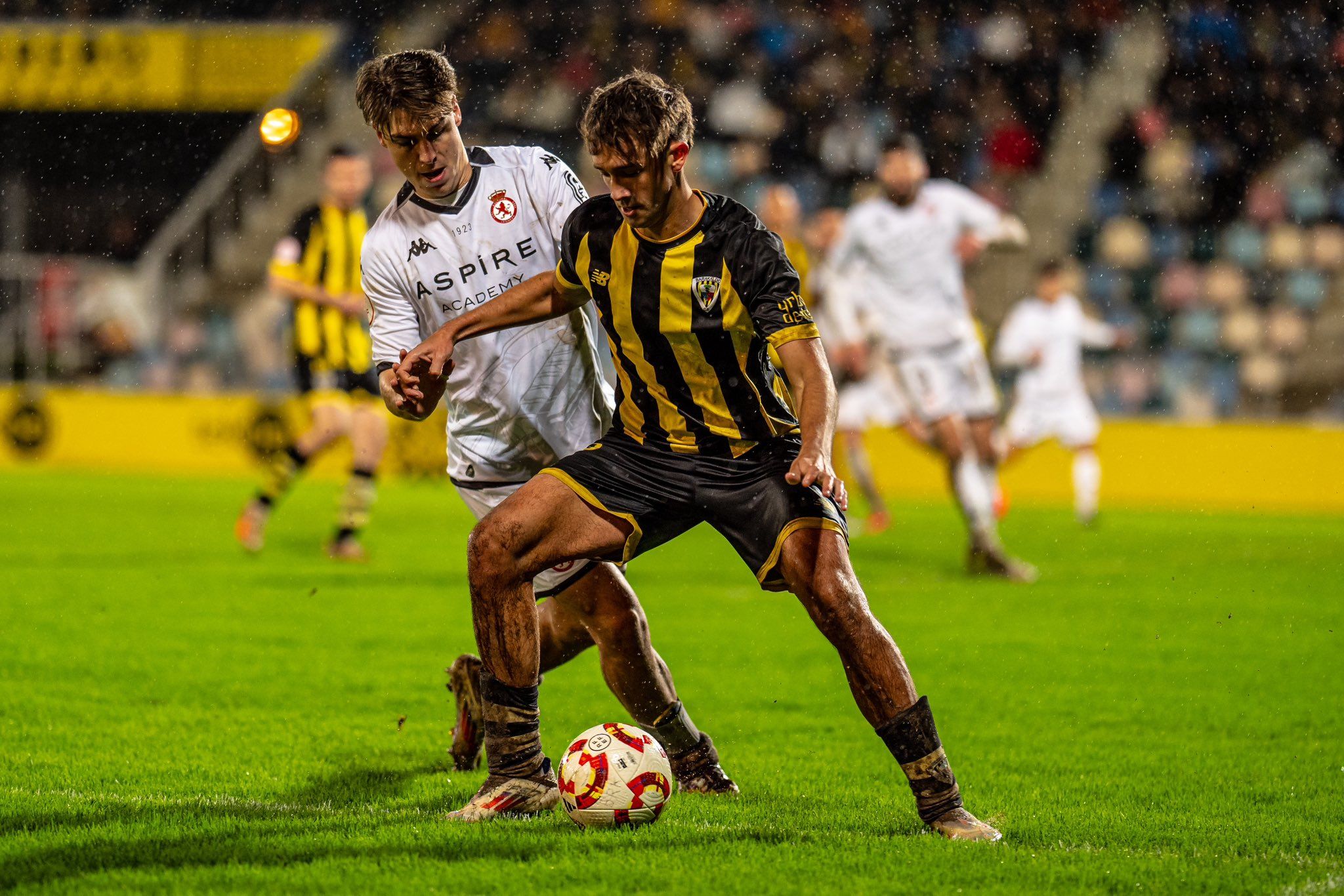 Álvaro presiona a un atacante del Barakaldo. | BARAKALDO