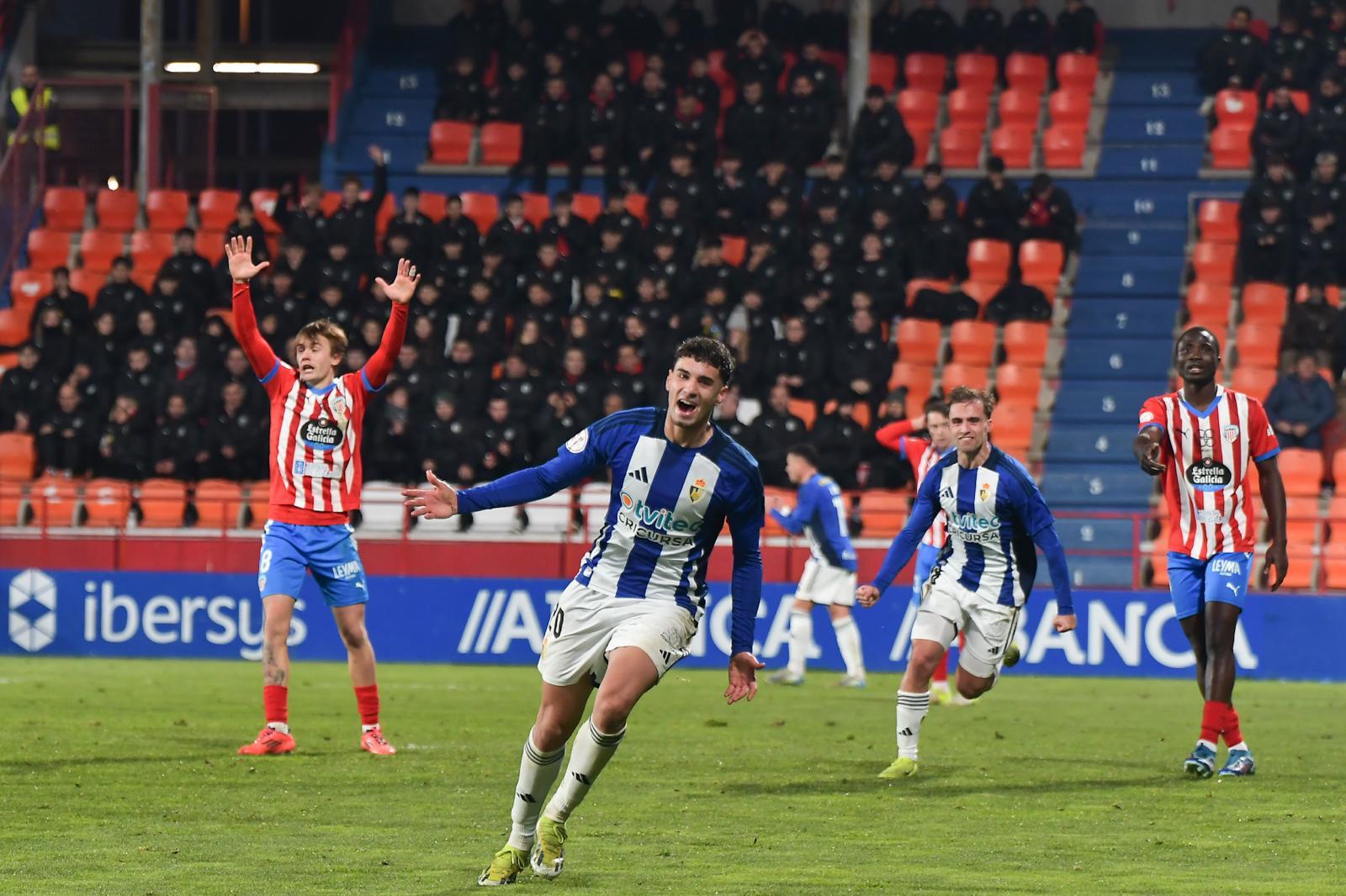 Momento de la celebración del gol de Costa, el noveno está temporada, para darle otra victoria a la Deportiva | QUINITO