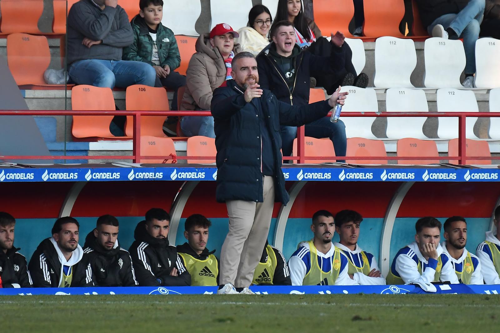 Javi Rey durante el partido ante el Lugo mostrando su descontento con el colegiado. QUINITO