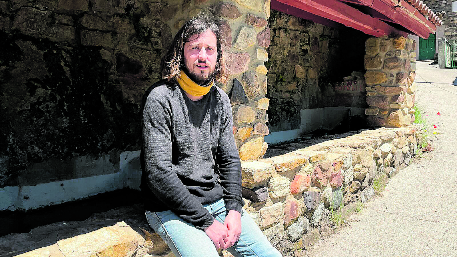 César Prieto en el lavadero de Rodillazo, pueblo en el que es el único habitante en invierno y desde el que ha impulsado ayudas a la vivienda para jóvenes. | LAURA PASTORIZA