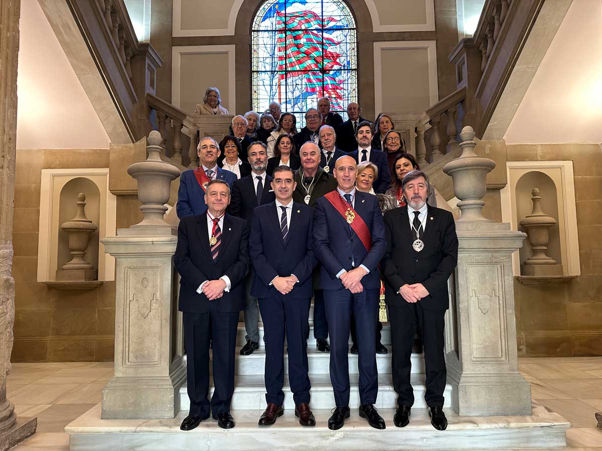 Foto de familia de los participantes en la recepción oficial al alcalde de Baeza. | L.N.C.