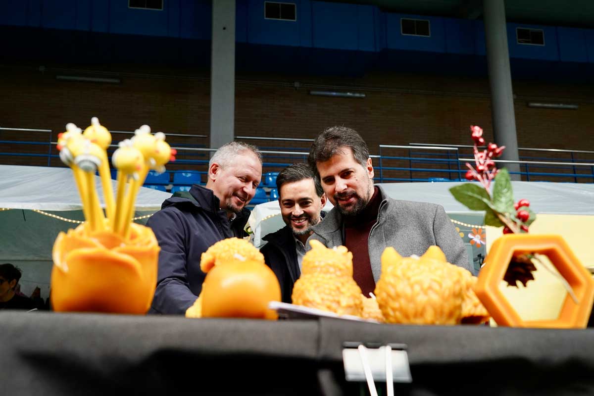 Luis Tudanca (d) visita la Feria de Emprendedoras de Villaquilambre. | CAMPILLO (ICAL)