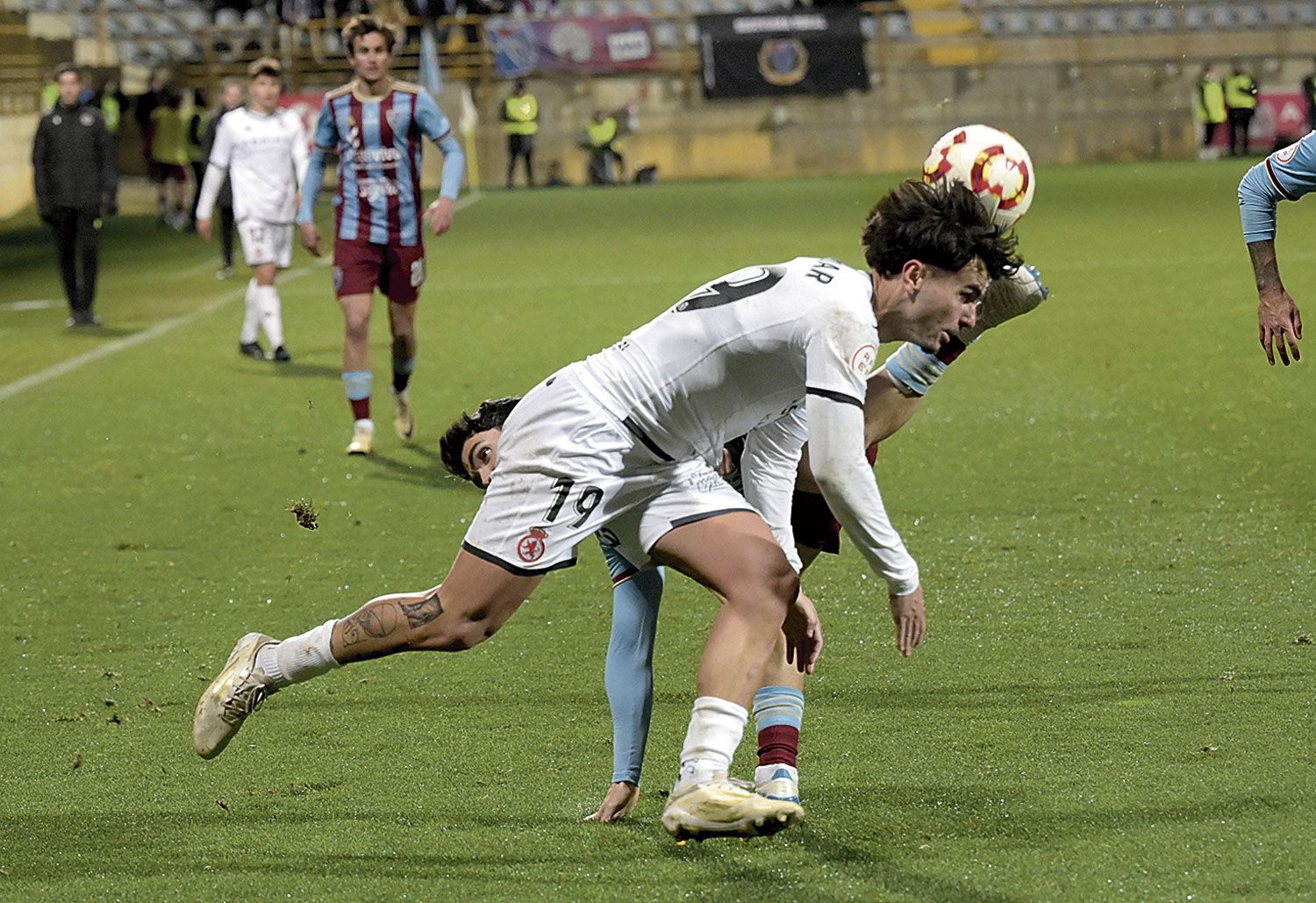 Escobar intenta llevarse un balón dividido ante la entrada del defensor del Segoviana.  MAURICIO PEÑA