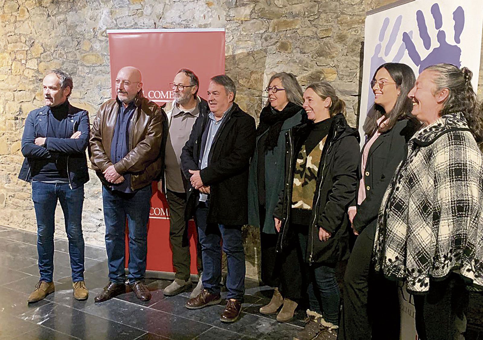 Héctor Escobar junto al resto de galardonados con los premios Serondaya 2024 en Cenera (Mieres). |LUIS GARCÍA