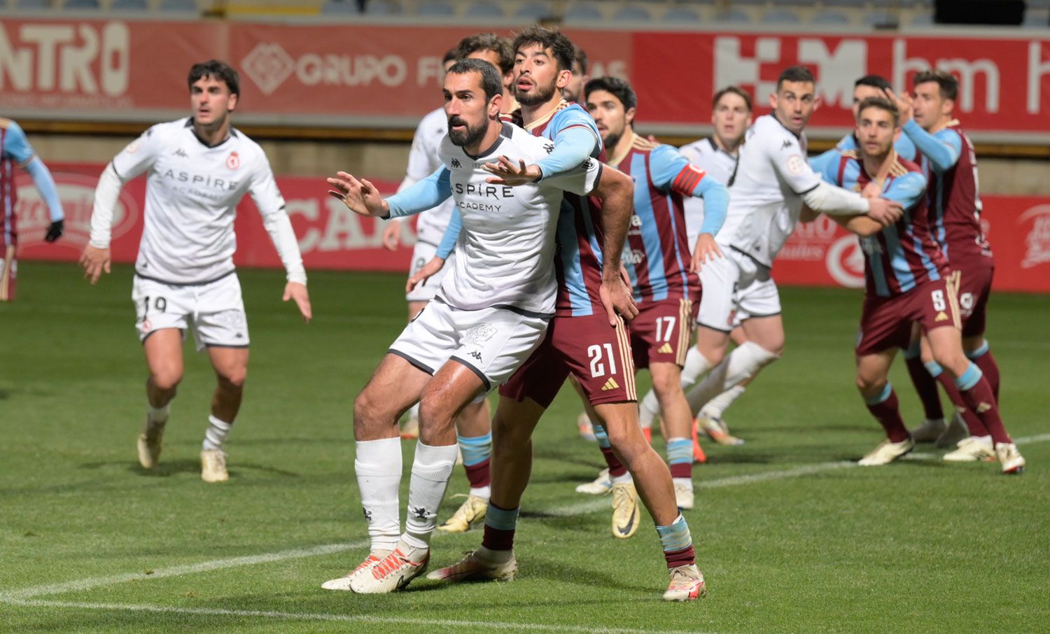 Maestre intenta rematar una acción a balón parado ante la Segoviana. | MAURICIO PEÑA