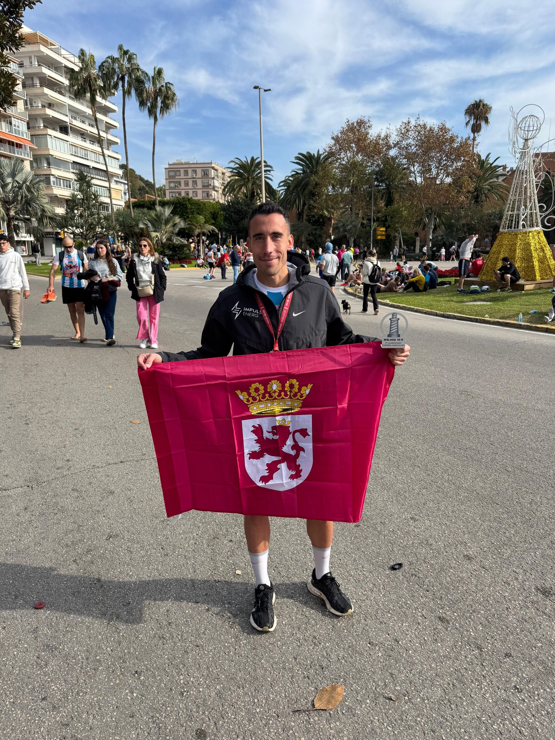 Jesús González Cidón, con el premio de tercer clasificado y la bandera de León.