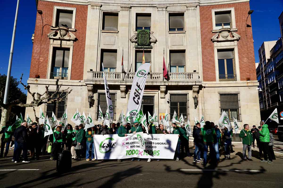  Concentración de Csif frente a la Subdelegación del Gobierno en León. CAMPILLO (ICAL)