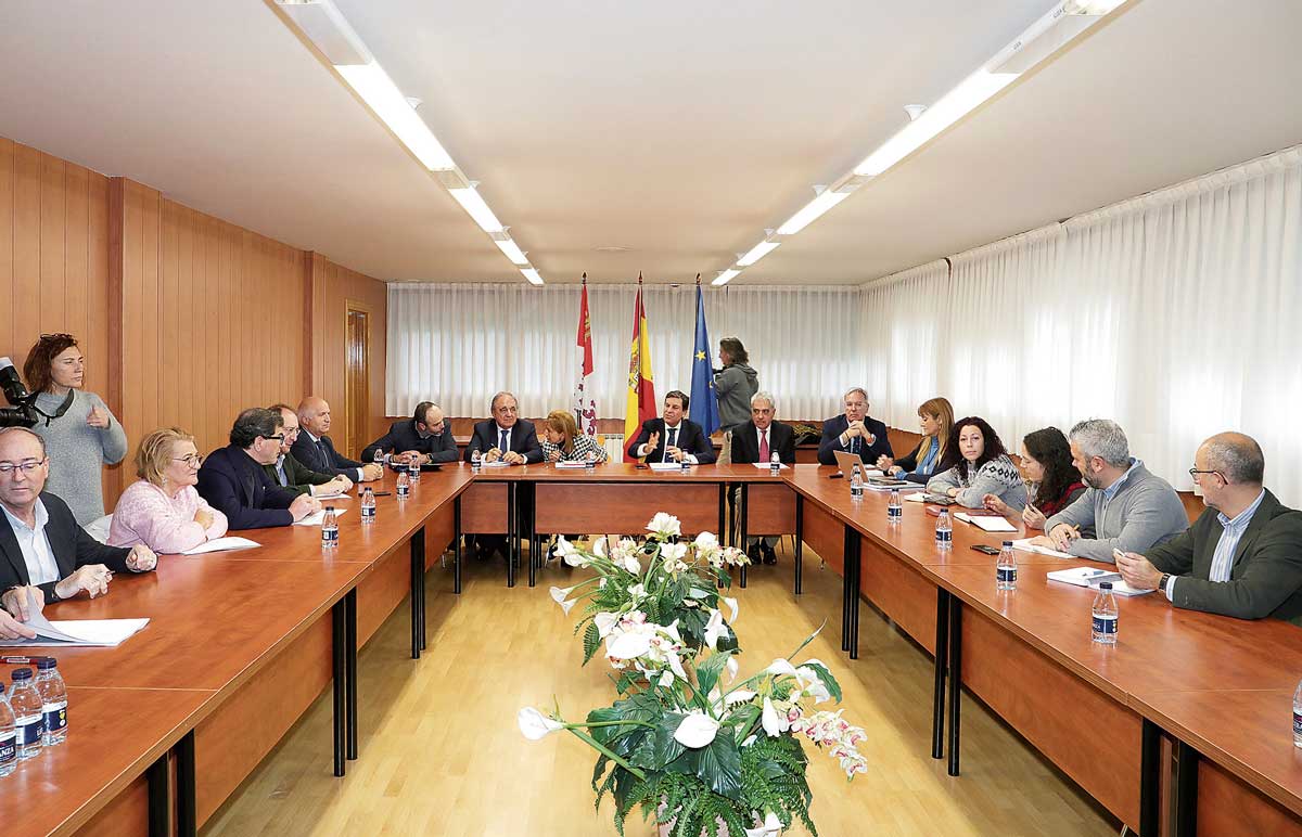 Participantes en la reunión de la Mesa de Trabajo Autonómica por la Transición Justa que se celebró este lunes en Palencia. | BRÁGIMO (ICAL)