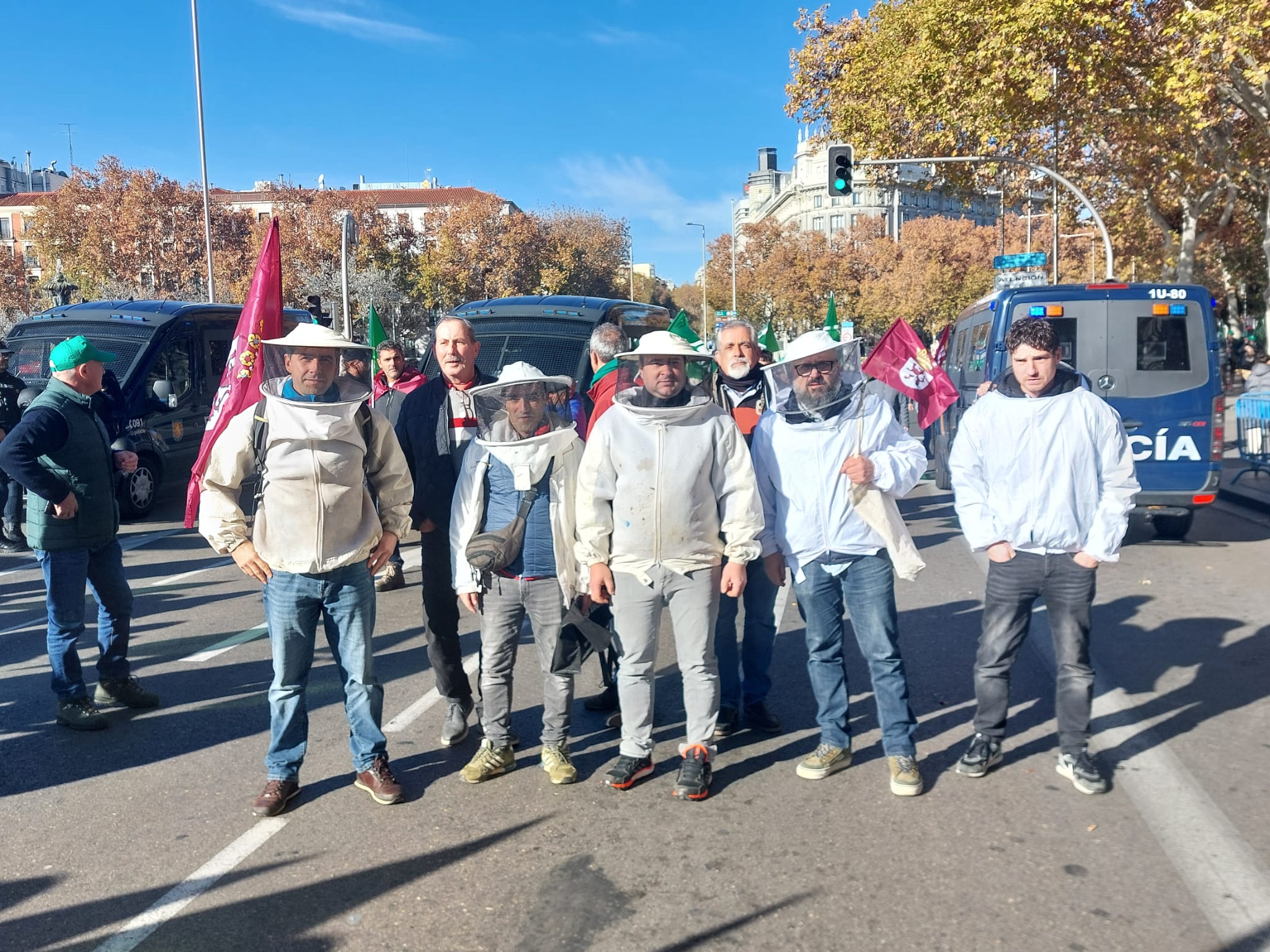 Los representantes leoneses ayer durante  la protesta frente al Ministerio de Agricultura en la capital de España contra el acuerdo entre la UE yMercosur. | L.N.C.