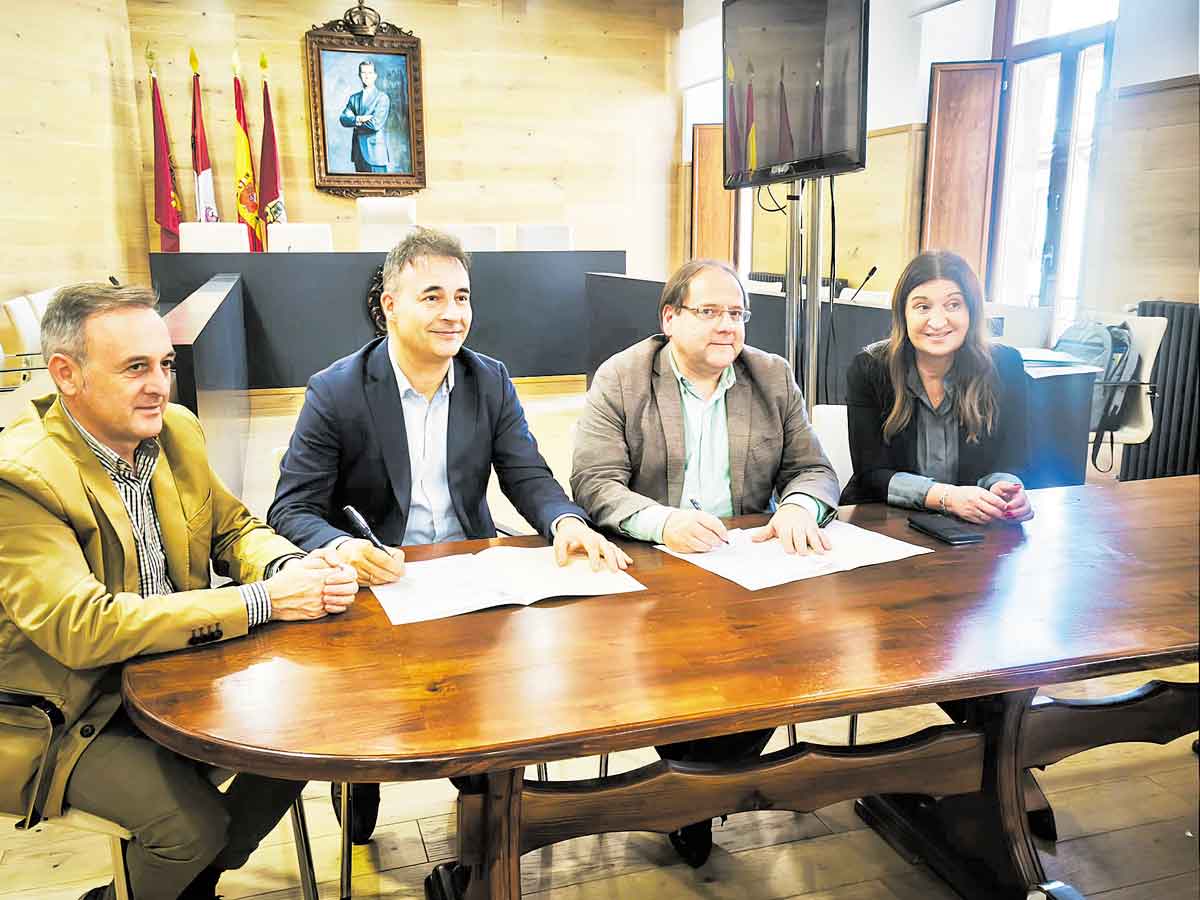 Un instante de la firma del convenio en el Salón de Plenos del Ayuntamiento. L.N.C.