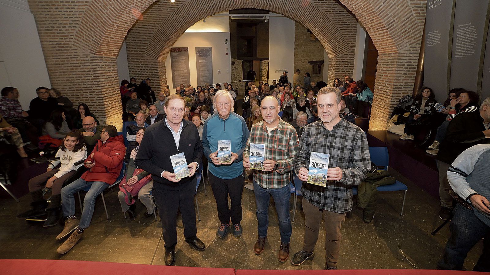 Ángel Luis Valdés, a la izquierda, y David Rubio, a la derecha, acompañaron a Vicente García y Marce Fernández en la presentación. | MAURICIO PEÑA