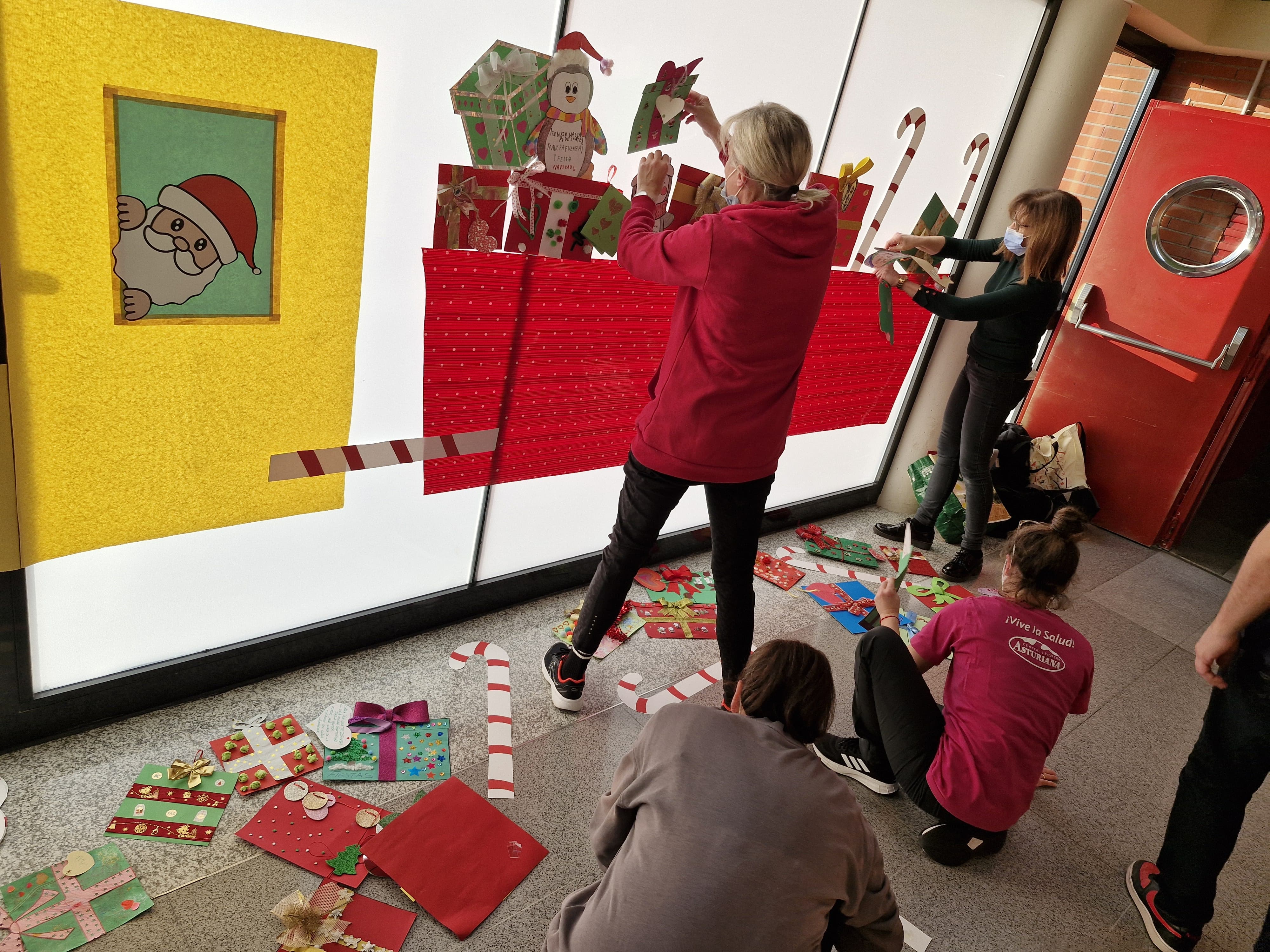 Colocación de la decoración de Navidad en Oncología.