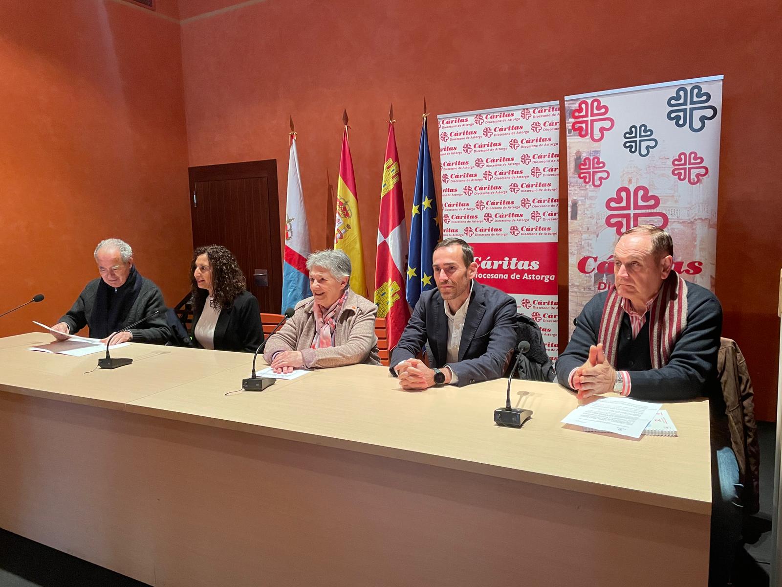 Acto de entrega de los diplomas a los participantes en el curso. | JAVIER FERNÁNDEZ