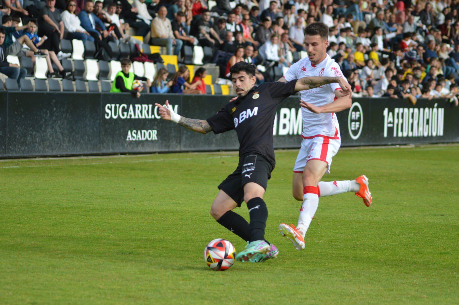 Calderón presiona a un jugador del Real Unión durante el último partido en el Stadium Gal. | CYD