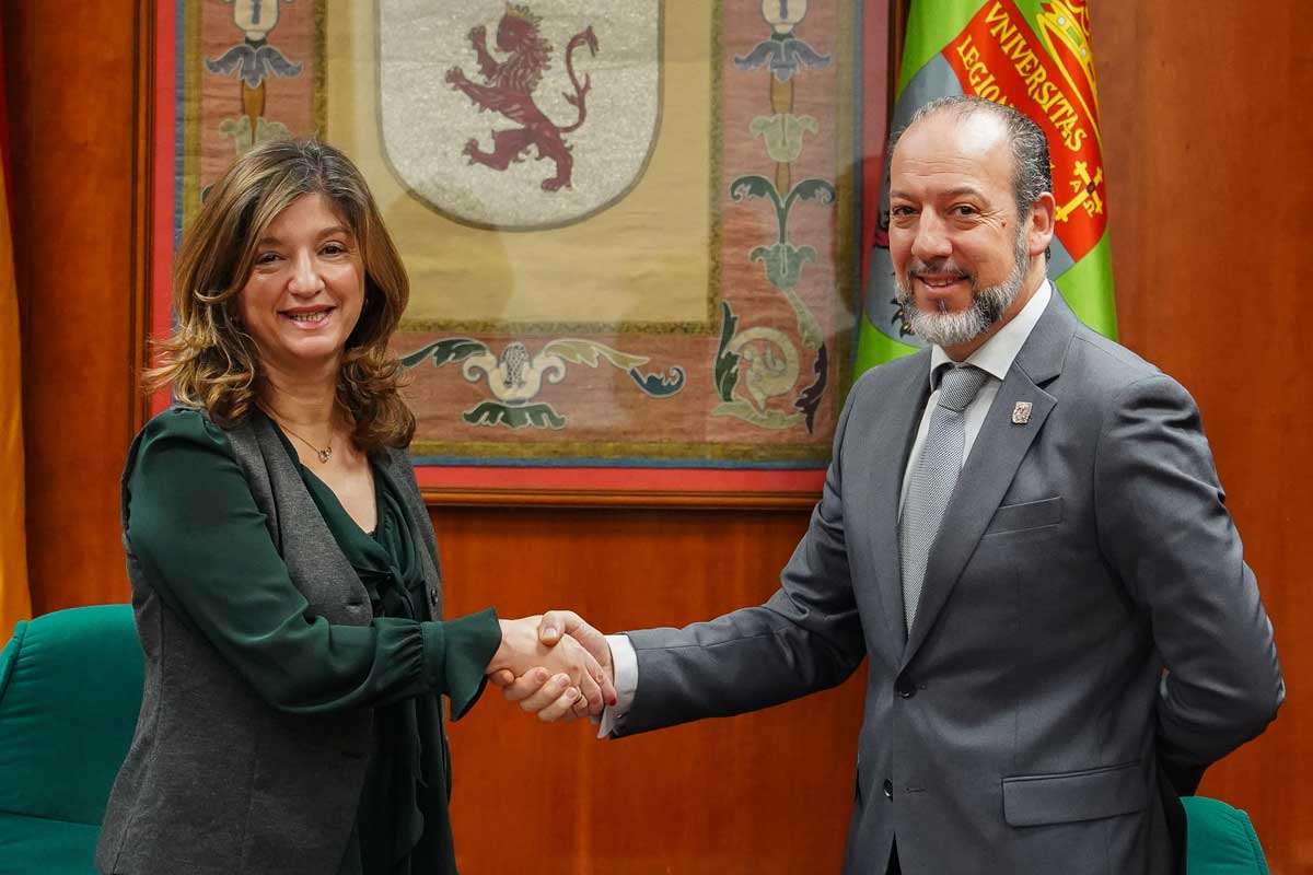 La rectora de la Universidad de León, Nuria González, y el presidente de la Asociación de Sumilleres de León, Adolfo Benéitez, suscriben un convenio de colaboración. | CAMPILLO (ICAL)