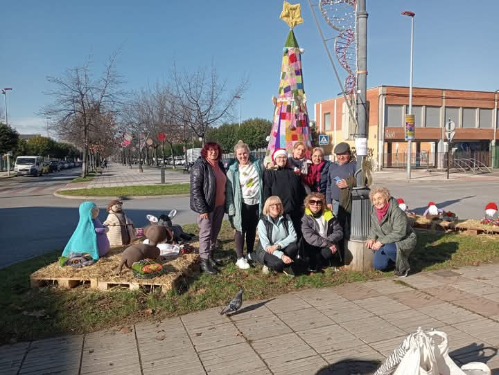 Parte de las mujeres de Flores del Sil que tejieron un original Belén.  | MARIGLESIAS