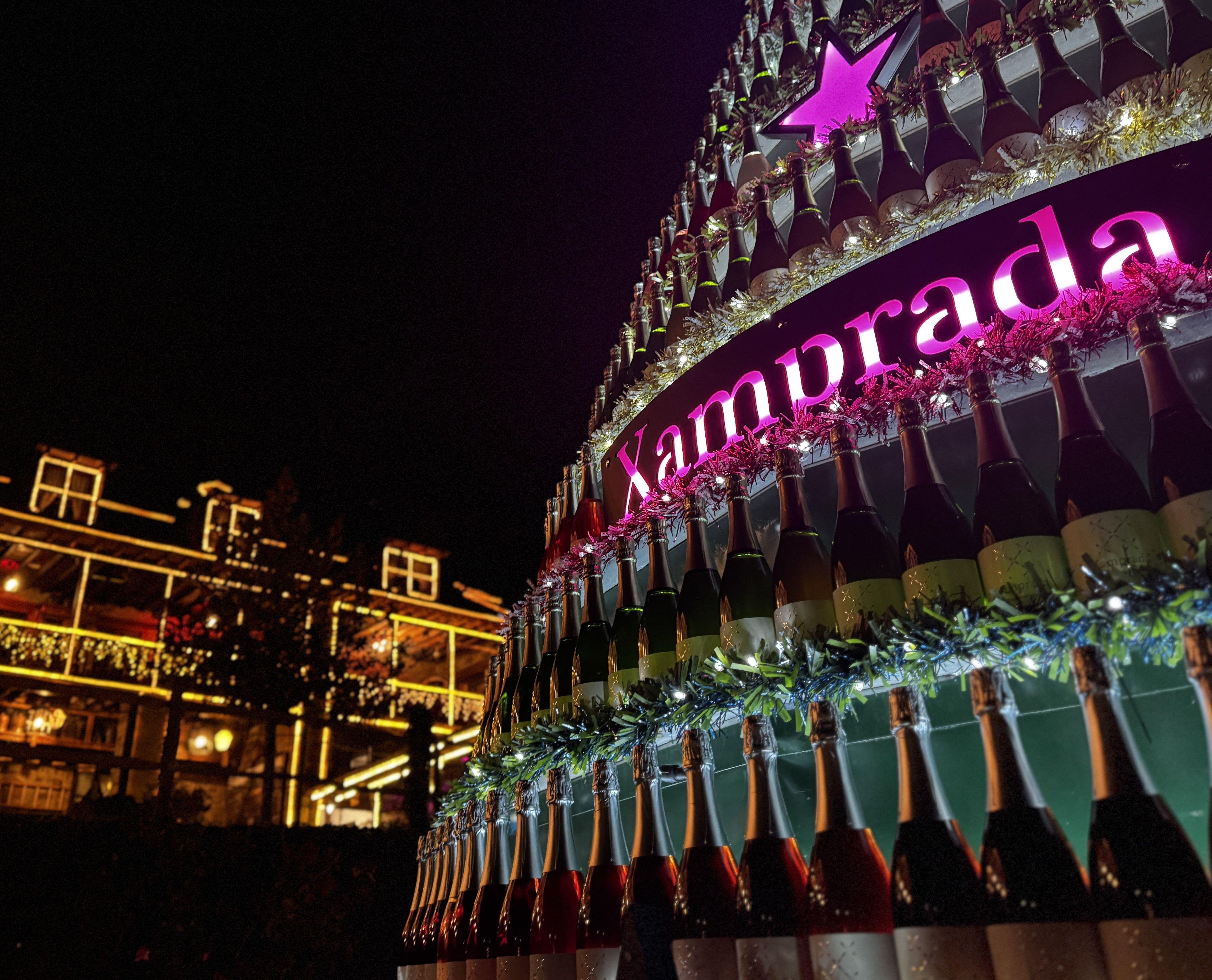 Las botellas de Xamprada protagonizan un original árbol de Navidad que es cita obligada para los turistas.