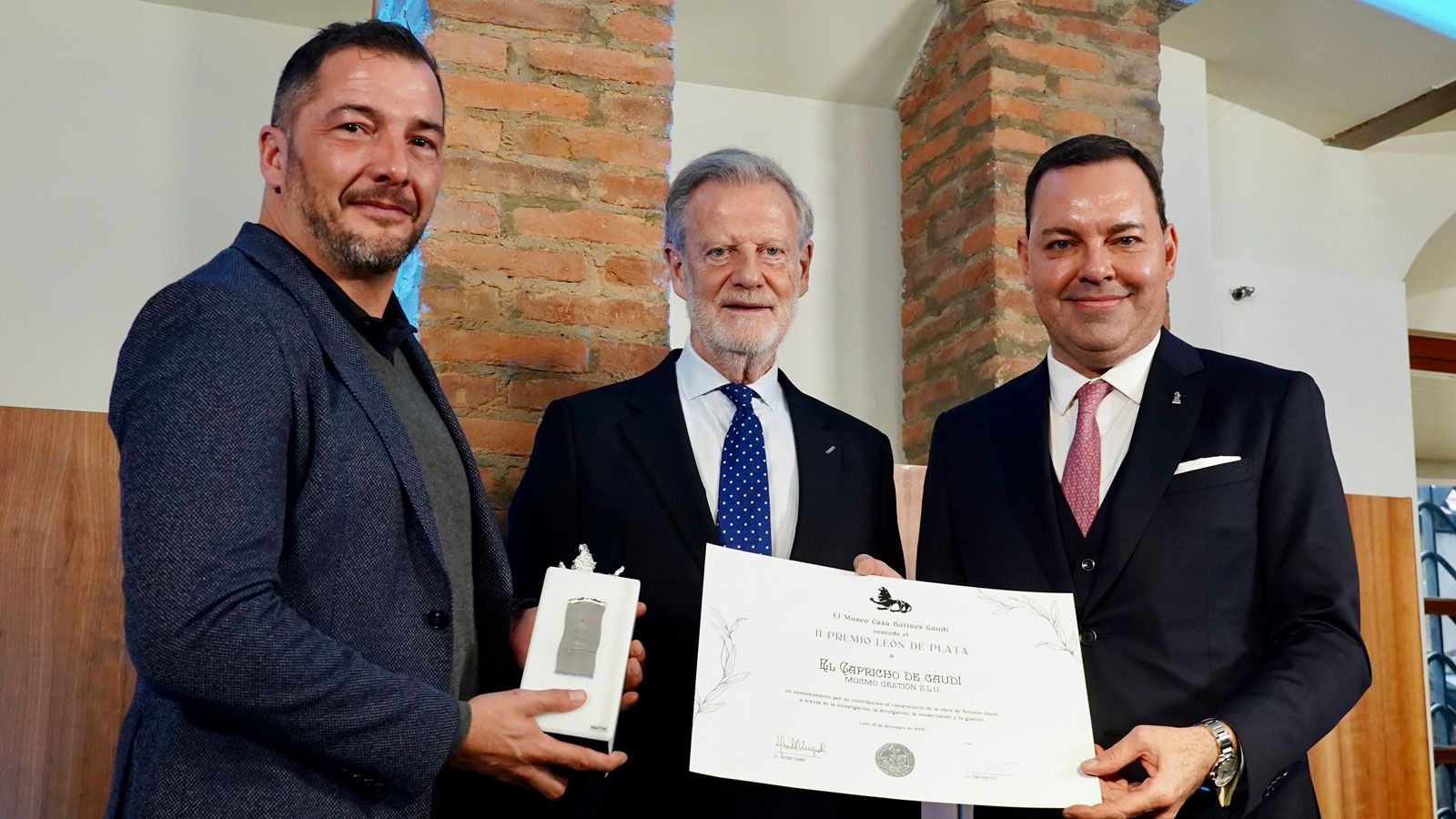 Un instante de la entrega del II 'León de oro' en el Museo Casa Botines de Gaudí. | CAMPILLO (ICAL)