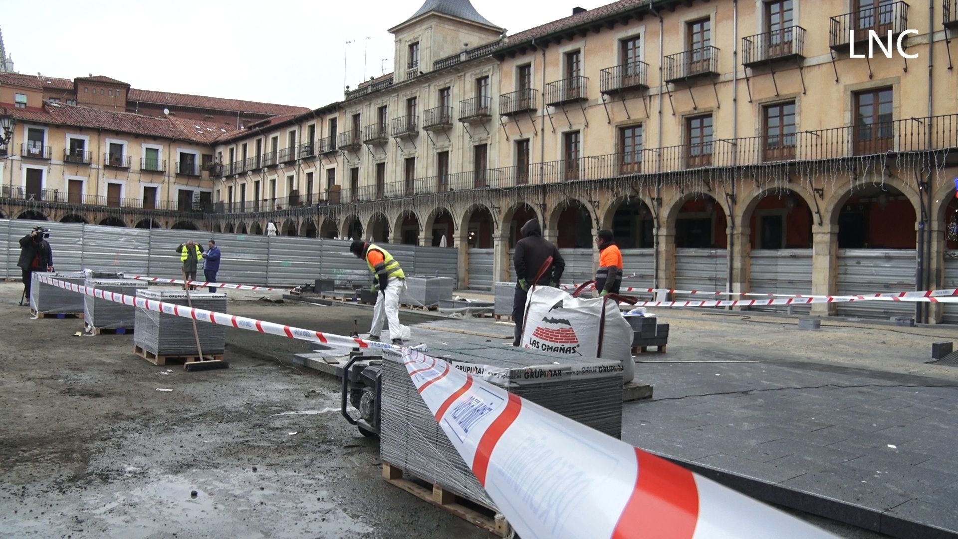 El alcalde de León, José Antonio Diez, visita las obras de la plaza Mayor