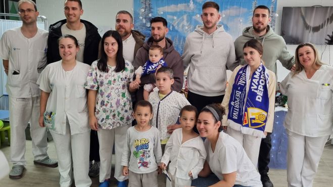 Visita de los jugadores de la Ponferradina a la planta de Pediatría del Hospital El Bierzo. | RAÚL FERNÁNDEZ