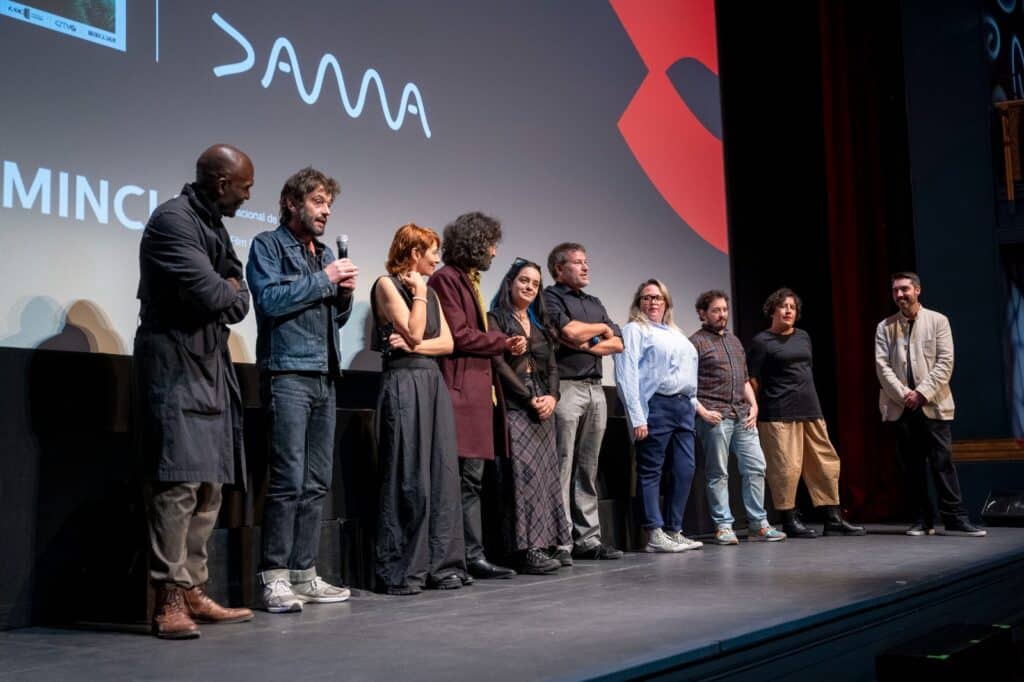 Alberto Gracia (segundo por la izquierda) junto al elenco de ‘La Parra’. | SEMINCI