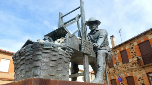 Escultura ‘Homenaje a los cardadores de lana’. | GREGORIO FERNÁNDEZ CASTAÑÓN