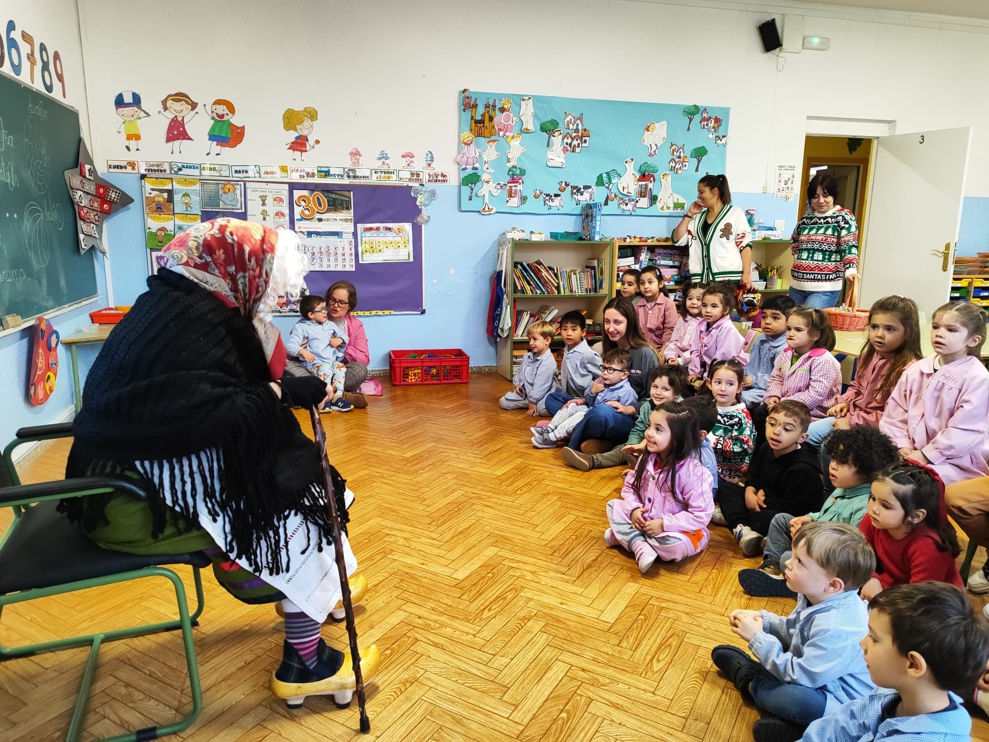 Un momento de la visita, este miércoles, de la Vieja del Monte al colegio González de Lama