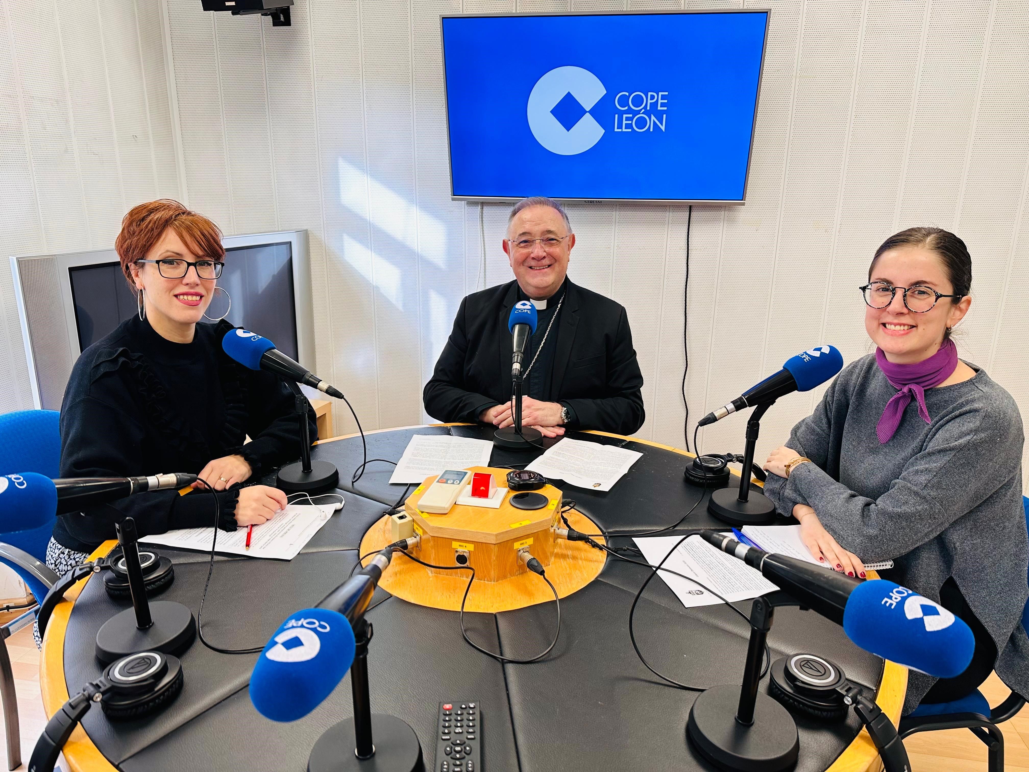 El obispo Luis Ángel de las Heras visitó este miércoles el espacio ‘Entre Nosotras’ de Cope León. | L.N.C.