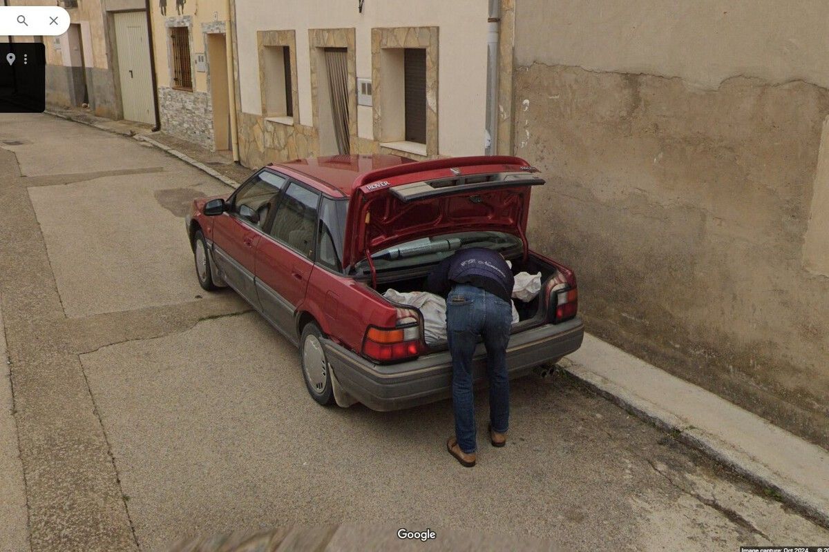 Imagen de Google Maps donde se ve al hombre detenido introduciendo el cadáver en su coche. | GOOGLE