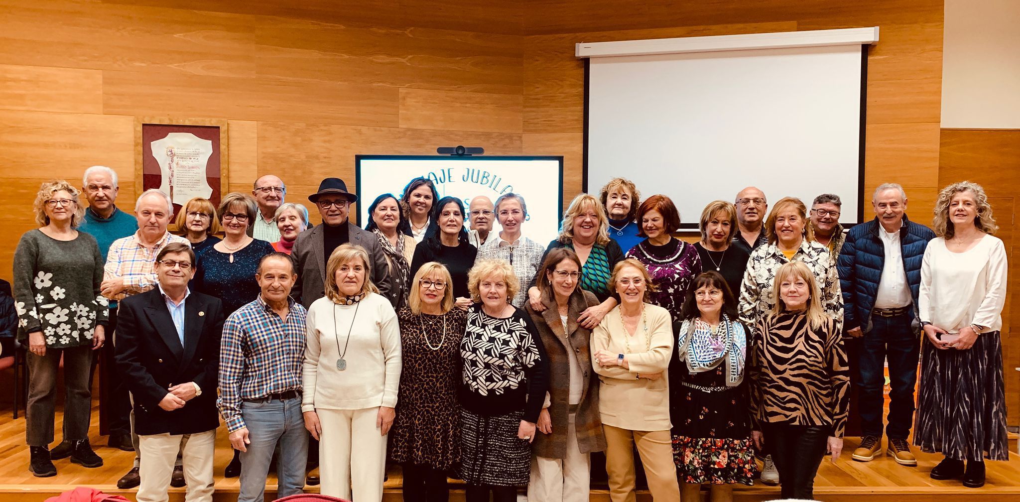 Foto de familia de homenaje a los jubilados.