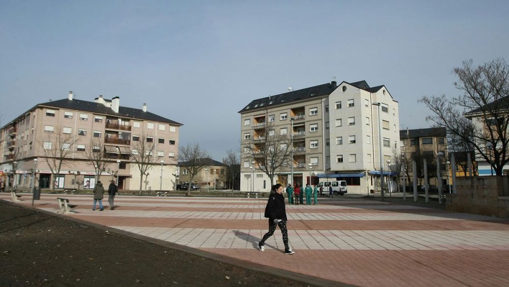 Plaza del barrio ponferradino de Cuatrovientos. | ICAL