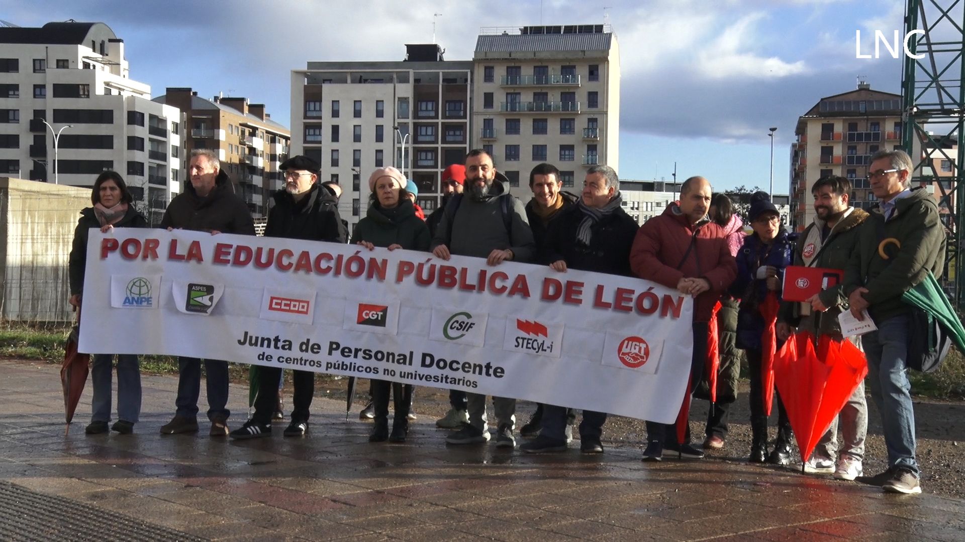 La Junta de Personal Docente comparece junto a la obra del conservatorio para analizar la situación de la educación leonesa.